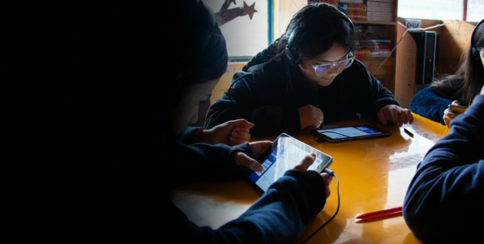Niños usando tablets